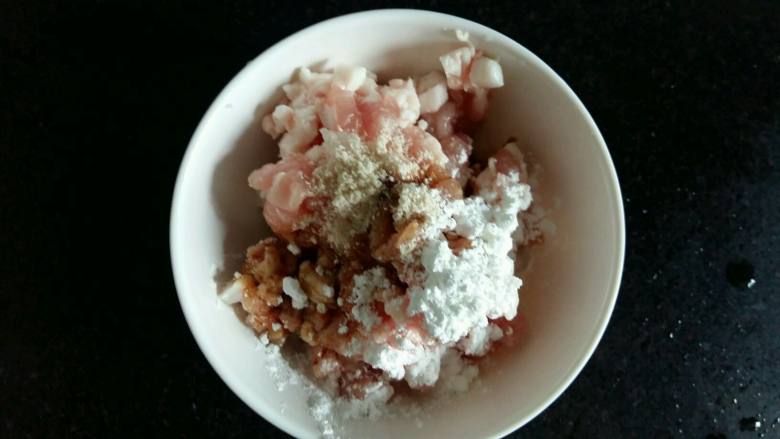 #绿色美食#五色蔬菜炸酱面,肉丁里面倒入鸡粉,生抽,老抽,玉米淀粉,抓匀腌制10分钟。