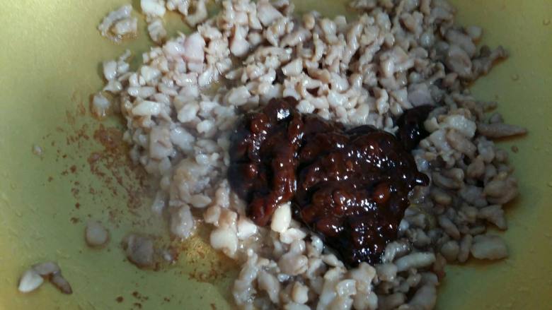 #绿色美食#五色蔬菜炸酱面,肉变色后,倒入4勺豆瓣酱。