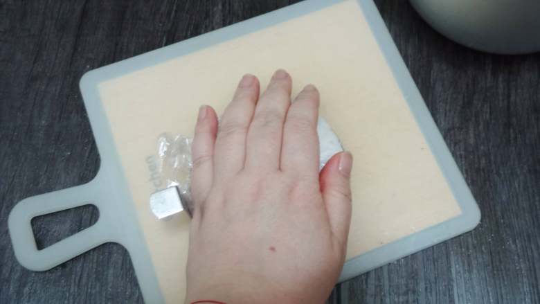 薑汁燒肉的三種吃法(內含米漢堡做法),2.勺一匙飯置於保鮮膜上,再將飯包起來,放入煎蛋圈中,用力將飯壓平(一定要壓實,否則很容易散掉),壓好後將圈圈取出,即可完成
