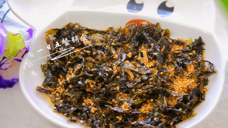 补钙拌饭料 宝宝辅食,紫菜+淡干虾皮+芝麻,拌饭料炒好后,半个月内吃完哦。千万不要让它受潮,受潮就不好吃了。没有加油,即使放的久一点,也不会又哈喇味哦。