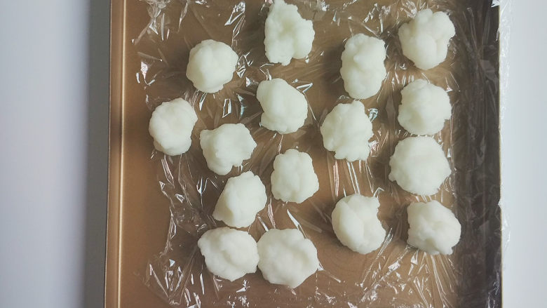 肉松蛋黄冰皮月饼,冰皮团分成25克一个。200克的粉,可以分成16个,(如果填花片的冰皮团,就23克一个,因为填在花片里还有呢。)