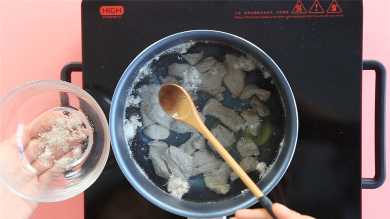 黄金小肉丸,冷水下锅,放入<a style='color:red;display:inline-block;' href='/shicai/ 2800'>生姜</a>片,水开后撇去浮沫捞出。