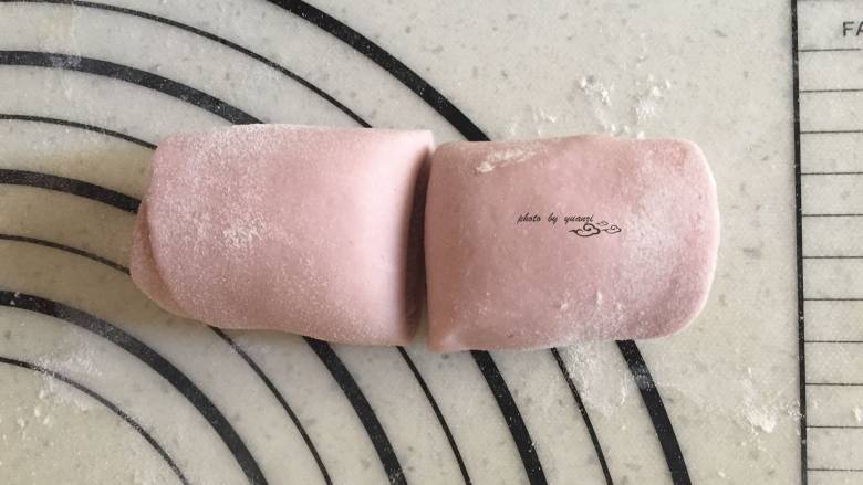 一锅出早餐,从下往上卷起,中间切断