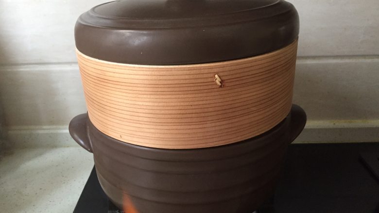 一锅出早餐,蒸笼放上去,盖好上盖大火煮开后转小火,20分钟,关火后焖5分钟开盖