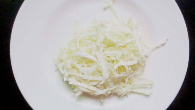素炒粉丝,包菜洗干净切成丝