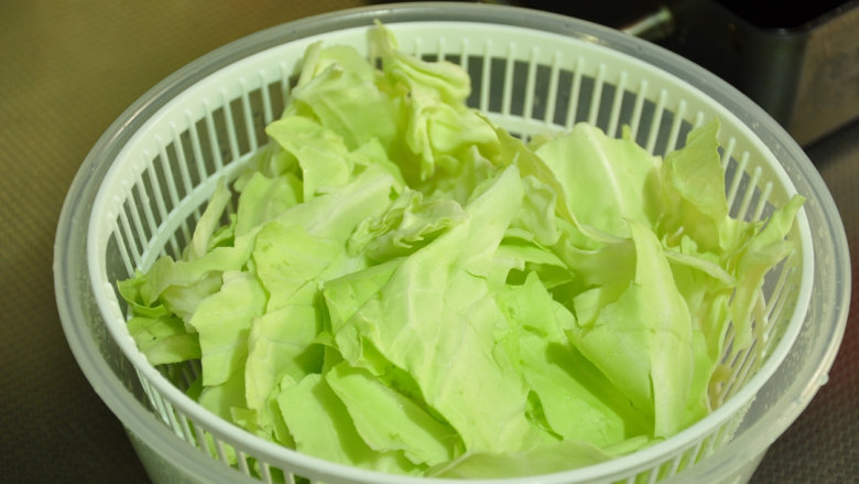 苏泊汤——冬日里的温暖,<a style='color:red;display:inline-block;' href='/shicai/ 3508'>卷心菜</a>洗净沥干水份,手掰成大片。