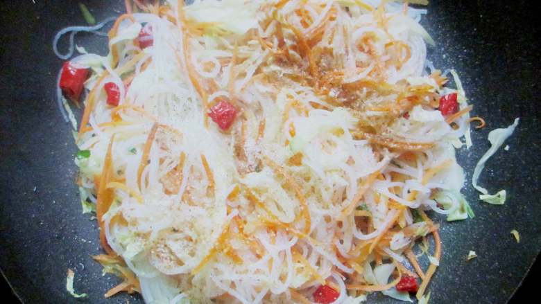 素炒粉丝,加入5g盐、3g五香粉、3g鸡粉进行调味