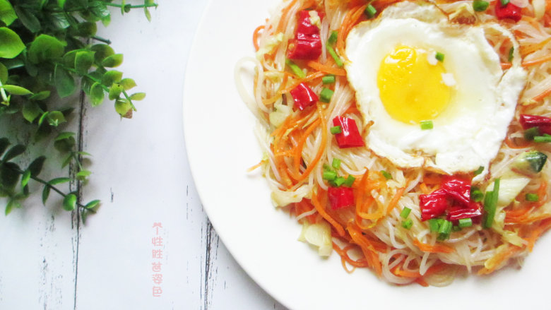 素炒粉丝,炒粉丝相较于炒面来说更加简单，因为它没那么容易断