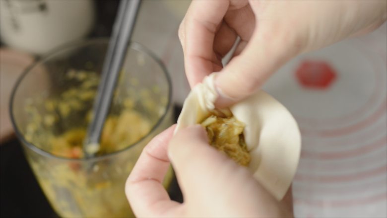 大闸蟹小笼包,接着包馅儿。每个馅儿大约20g。
都说要打18个褶子,多练练能打20个褶子。如果收口的部位太厚了,就掐掉一点。
包小笼包的手法可以参考《饮食男女》开头的一段,一个个圆滚滚的,皮和馅儿之间没有空隙!非常厉害!