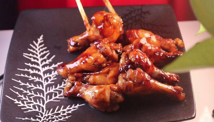 糖醋鸡翅根,我做太少了根本都不够吃,将烧好的糖醋鸡翅根出锅装盘。