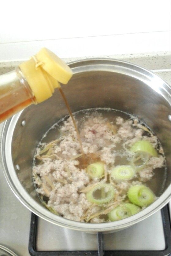 早餐+菠菜香菇肉末粥,水烧开,放入五花肉末,加料酒、葱、姜煮至肉末发白,捞出备用,葱姜捞出不要。煮的过程中要用筷子把成坨的肉末打散