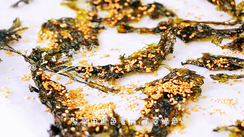 自制爱心牌海苔 宝宝辅食,紫菜+生白芝麻,将<a style='color:red;display:inline-block;' href='/shicai/ 273'>紫菜</a>撕开,撕的尽量薄。一次做多少取决于你的烤箱大小,小烤箱只能烤图片上这么多,很快会吃完。