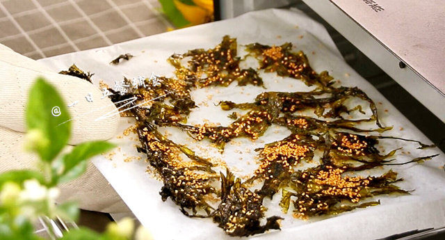 自制爱心牌海苔 宝宝辅食,紫菜+生白芝麻,烤箱120度,12分钟,看见紫菜由黑色变成了翠绿色。