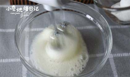香蕉又有新套路啦,这次保证你满意,打发蛋白,分三次加入白砂<a style='color:red;display:inline-block;' href='/shicai/ 10588'>糖</a>,打发至小弯勾。