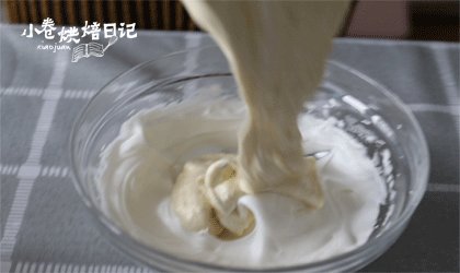 香蕉又有新套路啦,这次保证你满意,将混合面糊倒回另一部分蛋白霜中,翻拌均匀。