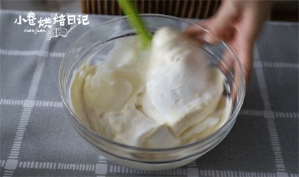 香蕉又有新套路啦,这次保证你满意,将混合面糊倒回另一部分蛋白霜中,翻拌均匀。