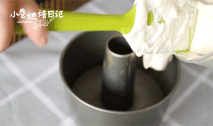 香蕉又有新套路啦,这次保证你满意,将翻拌好的混合物倒入模具中。