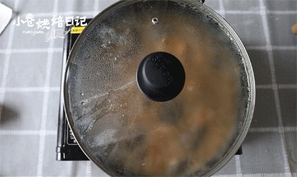 有一种关心,是我给你熬了秋梨膏,大火烧开,转小火熬制30分钟。