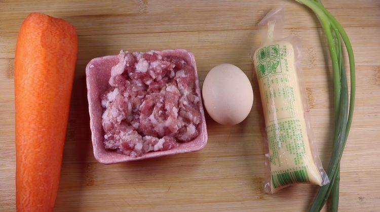 蒸豆腐的新吃法,口感嫩滑好吃爽口,首先将所有食材准备好,将猪肉剁成<a style='color:red;display:inline-block;' href='/shicai/ 442'>肉末</a>备用。