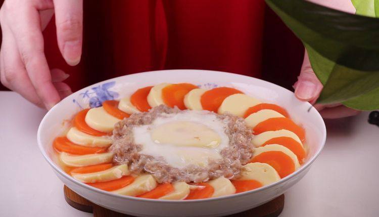 蒸豆腐的新吃法,口感嫩滑好吃爽口,将蒸熟的肉末豆腐出锅。