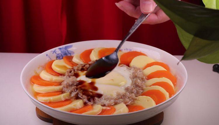 蒸豆腐的新吃法,口感嫩滑好吃爽口,趁热淋上一小勺生抽提味。