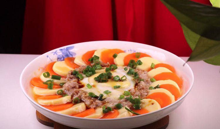 蒸豆腐的新吃法,口感嫩滑好吃爽口,上桌前撒上少许的<a style='color:red;display:inline-block;' href='/shicai/ 3250'>葱</a>花点缀提香。