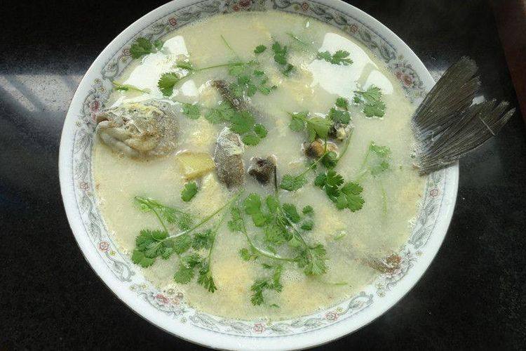烧鱼汤注意这2点,鱼不破皮、汤汁奶白浓郁,最后加入自己种植的香菜做点缀提香,这样一道家常的泥鳅鲫鱼汤就做好啦,多喝汤对身体健康有帮助,吃腻了红烧等各种吃法以后,不妨也试试这道又鲜又好喝的鲫鱼汤吧。简单又好吃的做法分享给你,如果你也喜欢的话,有空的时候不妨也试试呢。