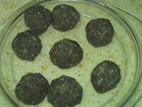 椒盐麻饼,椒盐<a style='color:red;display:inline-block;' href='/shicai/ 666'>芝麻</a>馅也分成8份,搓成圆球