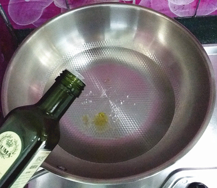 牛排意大利面,牛排套盒里有:牛排、黄油和番茄酱