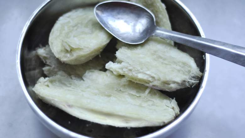 白薯豆沙茶巾绞,蒸熟后,去皮放入小盆,用小勺子把白薯压成泥