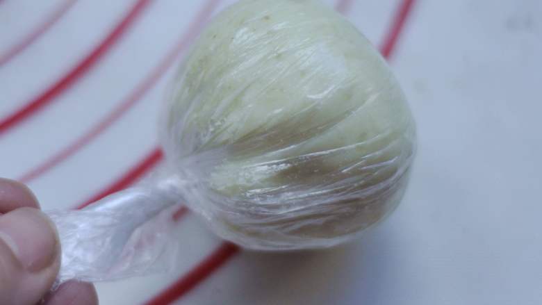 白薯豆沙茶巾绞,用保鲜袋包起来,拧几圈。