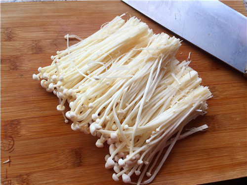 肥牛金针菇,<a style='color:red;display:inline-block;' href='/shicai/ 234'>金针菇</a>切掉根部,洗干净。