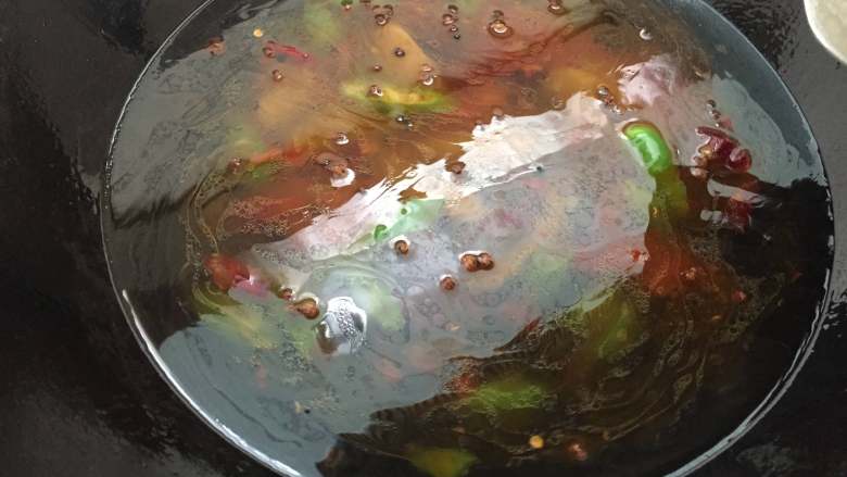 肥牛金针菇,放入适量的水或者高汤,加一勺盐。