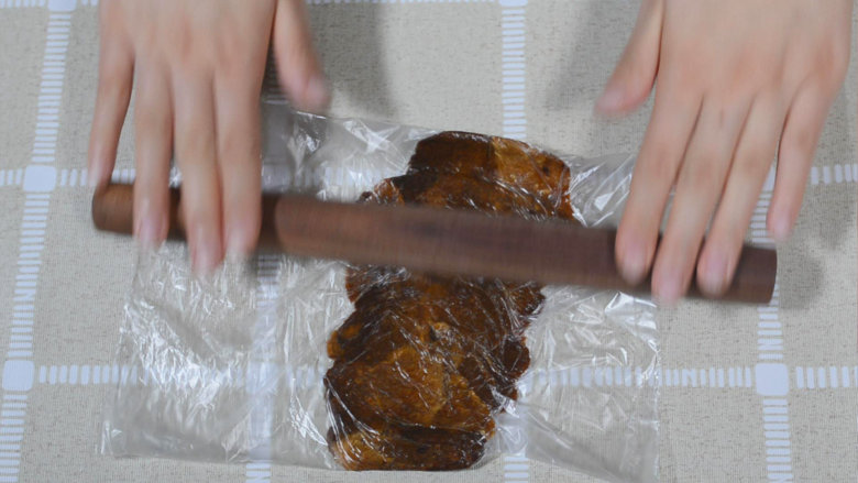 快手美食-山药红枣泥,同样的方法,将红枣碾成泥状,如果不够细嫩,可以再砸一砸。