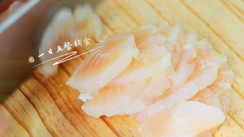 龙利鱼蔬菜饼 宝宝辅食,西兰花,香菇,鲜百合,将龙利鱼切小丁,挤几滴柠檬汁腌制一下去去鱼的腥味。