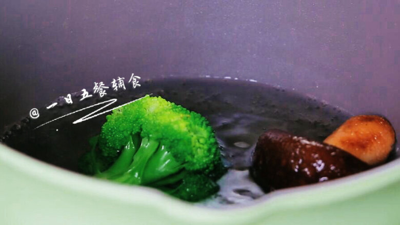 龙利鱼蔬菜饼 宝宝辅食,西兰花,香菇,鲜百合,水烧开,把香菇、西兰花放锅里焯1分钟。