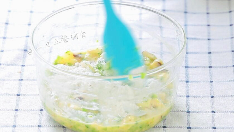 龙利鱼蔬菜饼 宝宝辅食,西兰花,香菇,鲜百合,再加入15克面粉搅拌均匀。