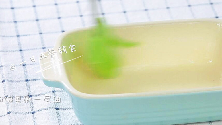 龙利鱼蔬菜饼 宝宝辅食,西兰花,香菇,鲜百合, 准备蒸了。蒸碗里刷一层油。