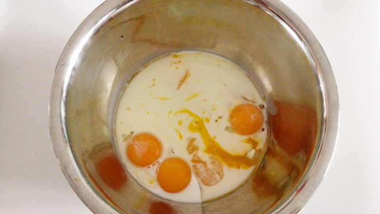 小汽车蛋糕,蛋黄加牛奶,油搅拌均匀