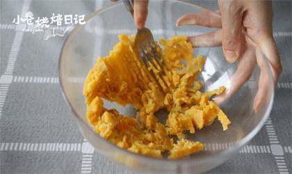 还在吃磨牙棒呢,该换换口味了,红薯切块蒸熟,用叉子捣成泥状,放凉备用。