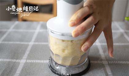 还在吃磨牙棒呢,该换换口味了,黄油切成小块放入低筋面粉中,用料理机搅拌成像沙粒一样的粉状,注意不要让黄油融化。