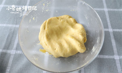还在吃磨牙棒呢,该换换口味了,加入盐、糖、红薯泥拌匀成面团,静置约15分钟,备用。