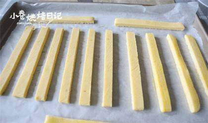 还在吃磨牙棒呢,该换换口味了,切成长条状,表面刷上一层蛋黄液,均匀的撒上黑白芝麻。