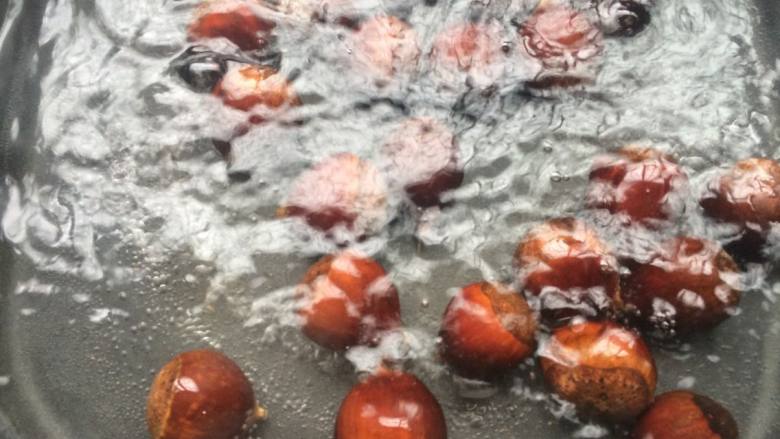 栗子面包,锅中放入适量的水煮开,倒入栗子煮15分钟即可,如果栗子比较大,煮的时间延长。