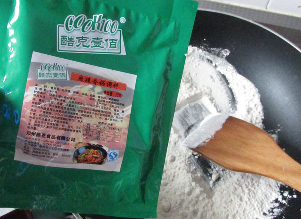 怪味胡豆,我用的麻辣香锅调料,也可以用辣椒粉和胡椒粉及盐来调味,个人觉得这种现成的调味料用起来口味更好把握