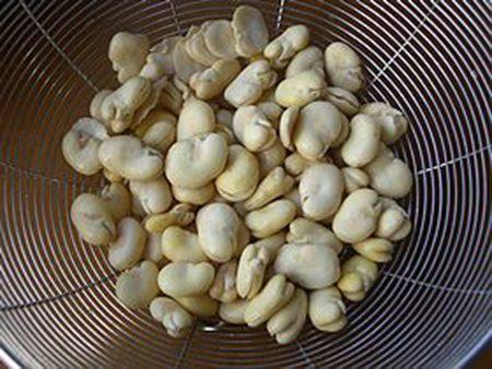 怪味胡豆,然后手工剥掉外皮,冰箱冷冻24小时以上