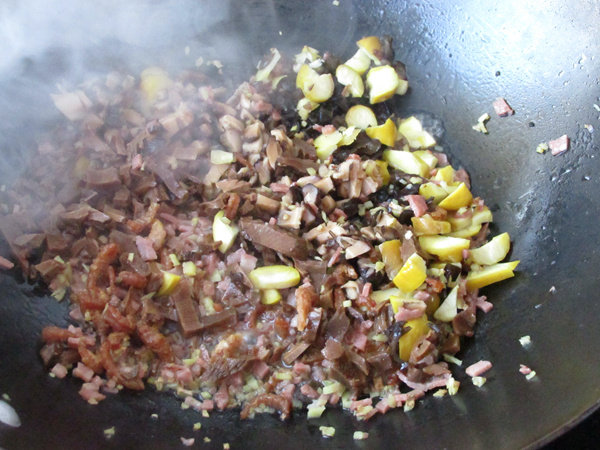 八宝酿鸡翅,翻炒2--3分钟,期间可以适当加一点水,糯米炒了以后会更入味,也容易熟