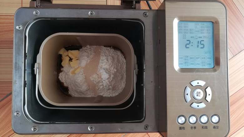 红糖谷物面包,除早餐谷物外所有材料放入面包机,选择粗粮面包程序制作面包