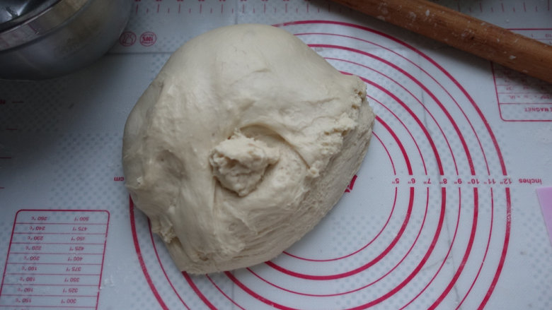 手撕肉松沙拉面包,取出;