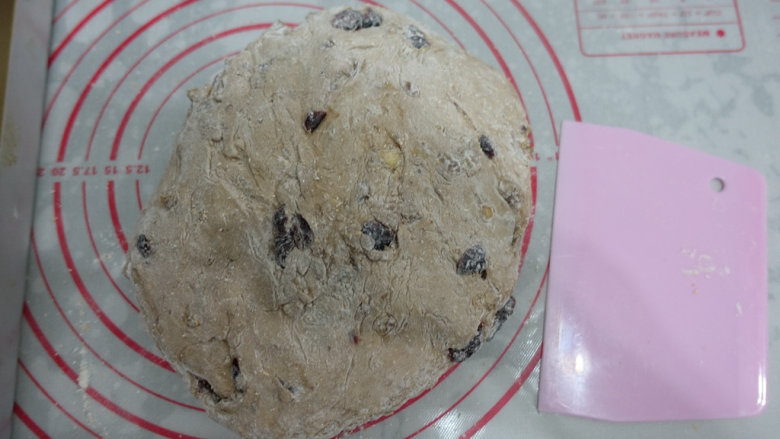 蔓越莓核桃软欧包,可以撒适量的干粉防粘;